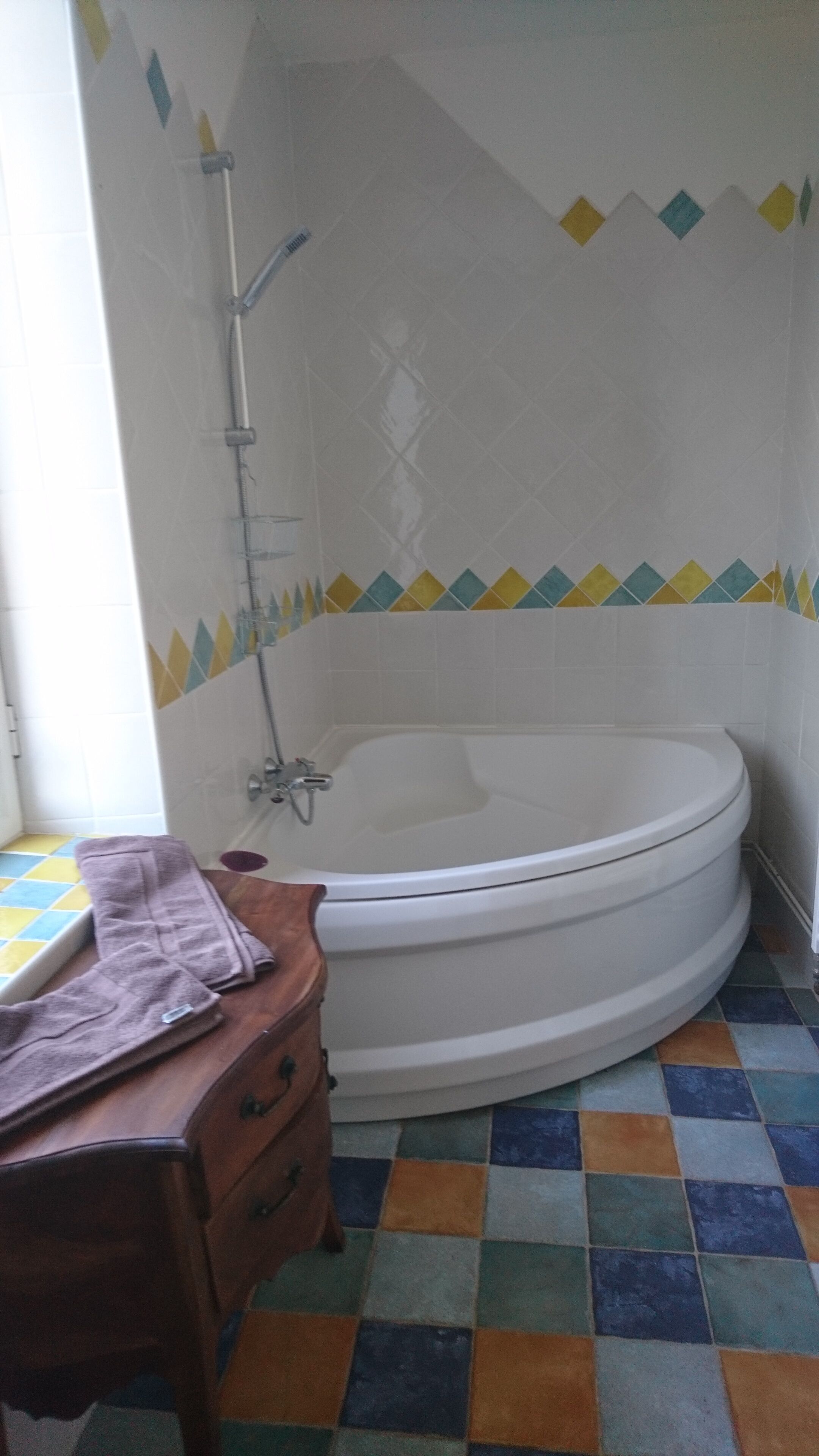 Duschwanne, Haartrockner, Handtücher, Toilettenpapier