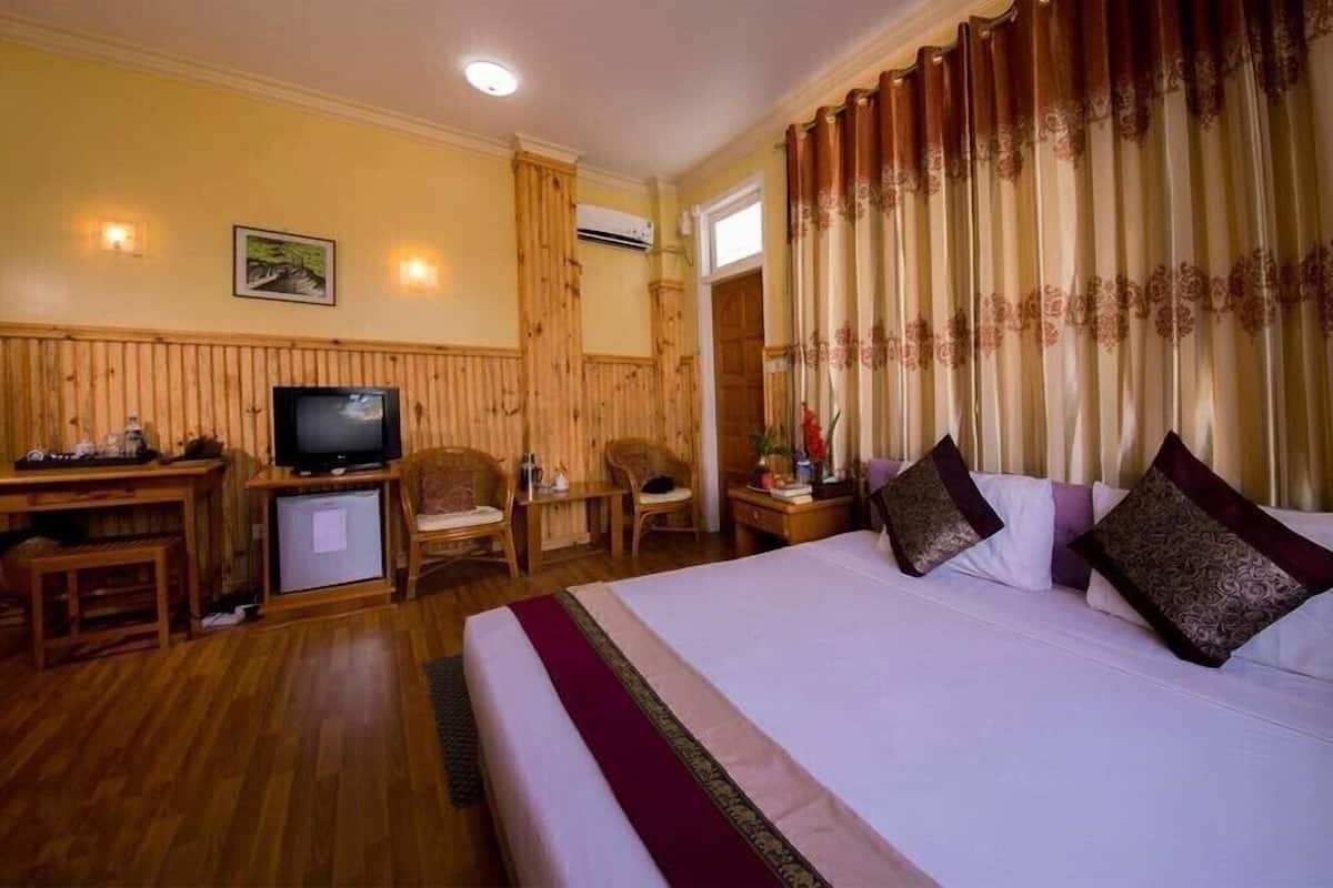 Minibar, desk, free WiFi, bed sheets