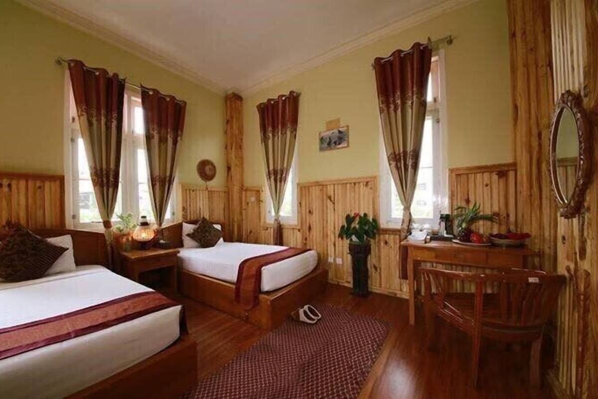 Minibar, desk, free WiFi, bed sheets