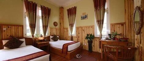 Een minibar, een bureau, gratis wifi, beddengoed