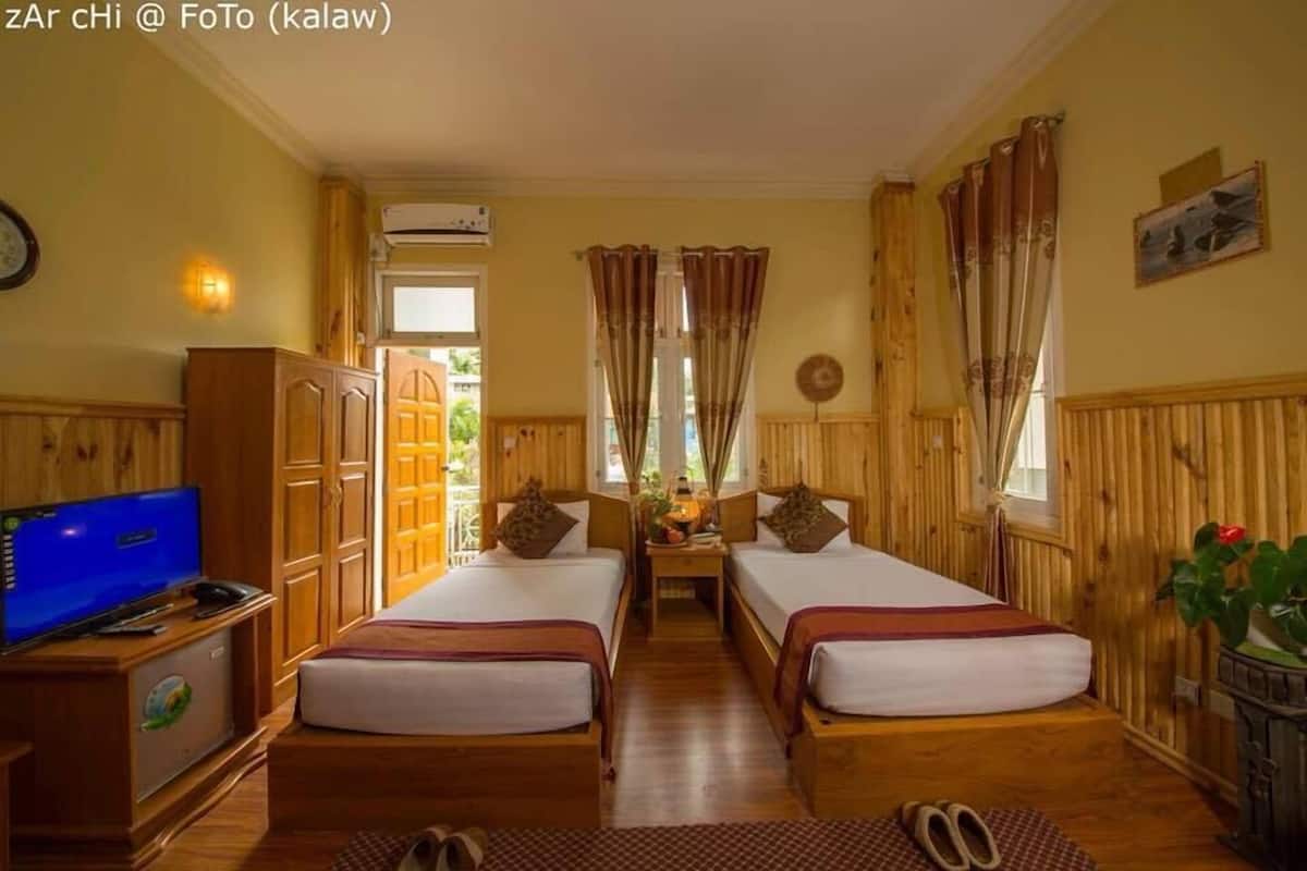 Standard Triple Room | Minibar, desk, free WiFi, bed sheets