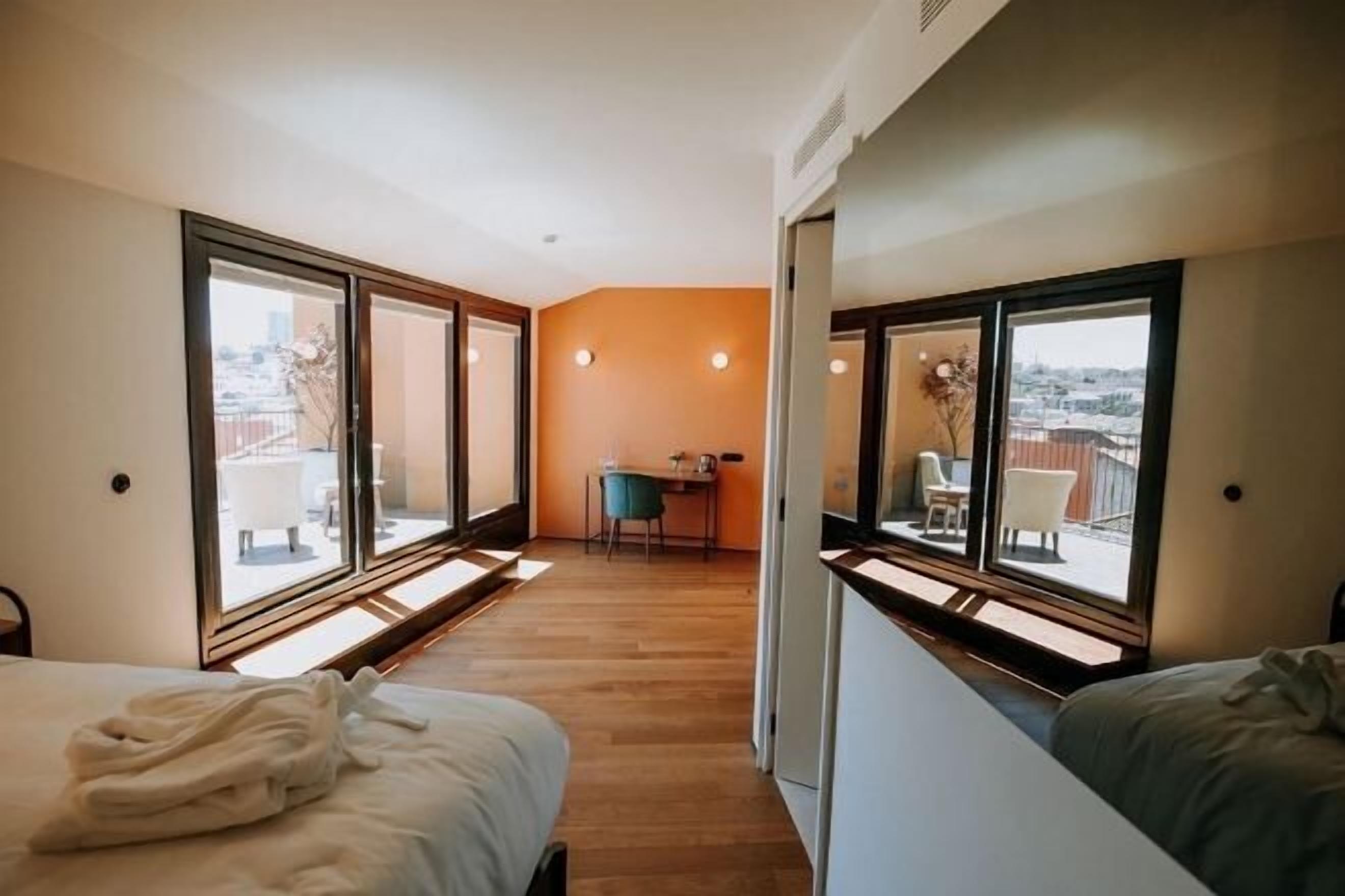 Minibar, coffres-forts dans les chambres, bureau