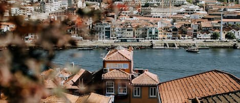 Habitación Premium, balcón, vista al río | Minibar, caja de seguridad en la habitación y escritorio