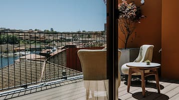 Quarto premium, sacada, vista para o rio | Frigobar, cofres nos quartos, escrivaninha