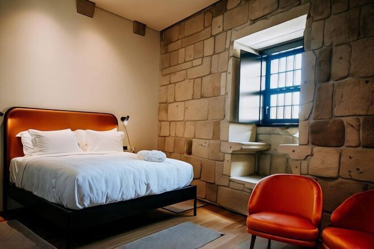 Minibar, Zimmersafe, Schreibtisch, laptopgeeigneter Arbeitsplatz