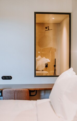 Minibar, pengeskab på værelset, skrivebord