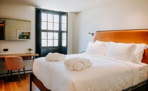 Minibar, in-room safe, desk, laptop workspace - Exmo Hotel by Olivia (Porto)