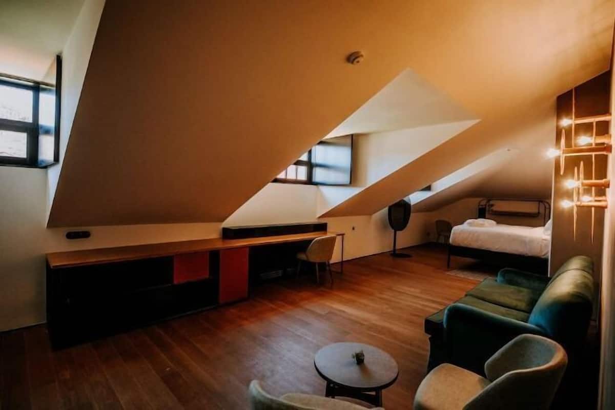 Minibar, Zimmersafe, Schreibtisch, laptopgeeigneter Arbeitsplatz