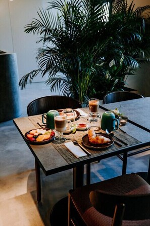 Tägliches Frühstücksbuffet (25 EUR pro Person)