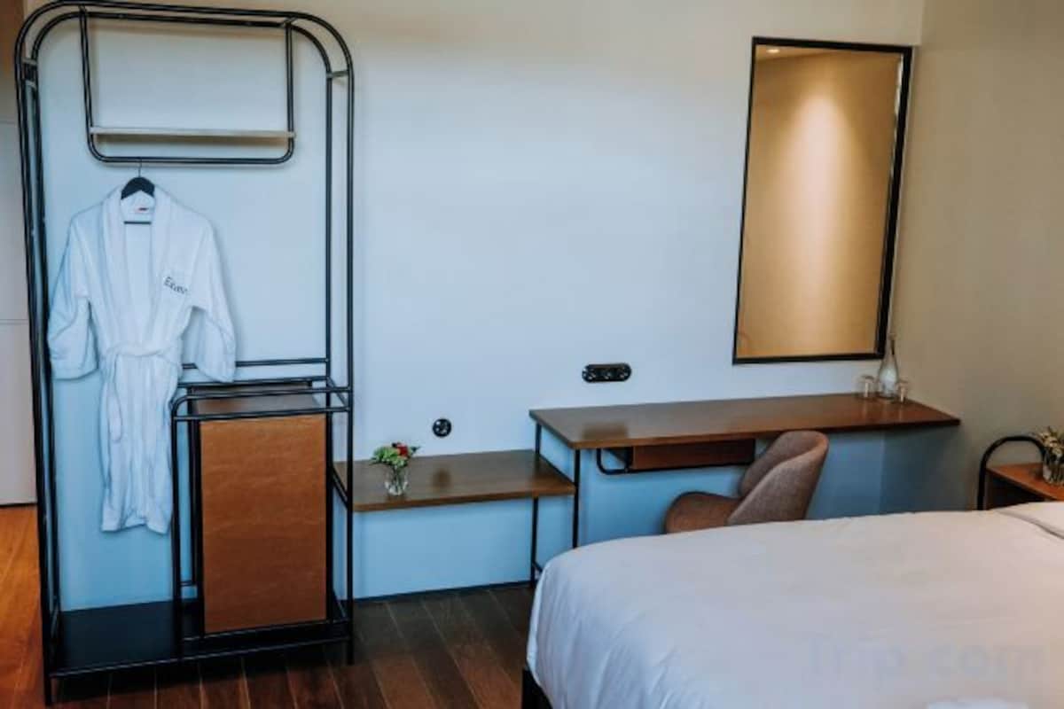 Minibar, in-room safe, desk, laptop workspace