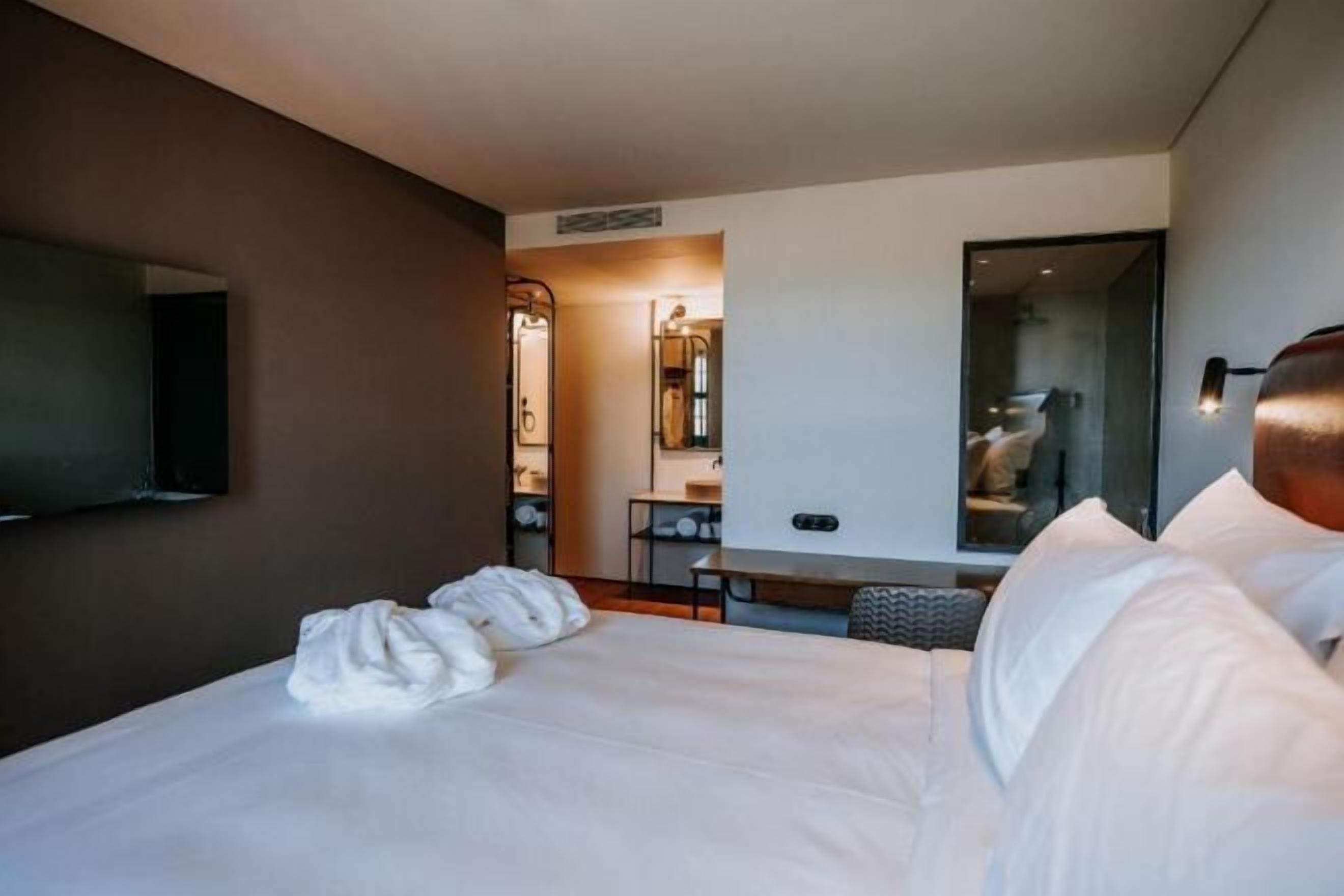 Minibar, coffres-forts dans les chambres, bureau