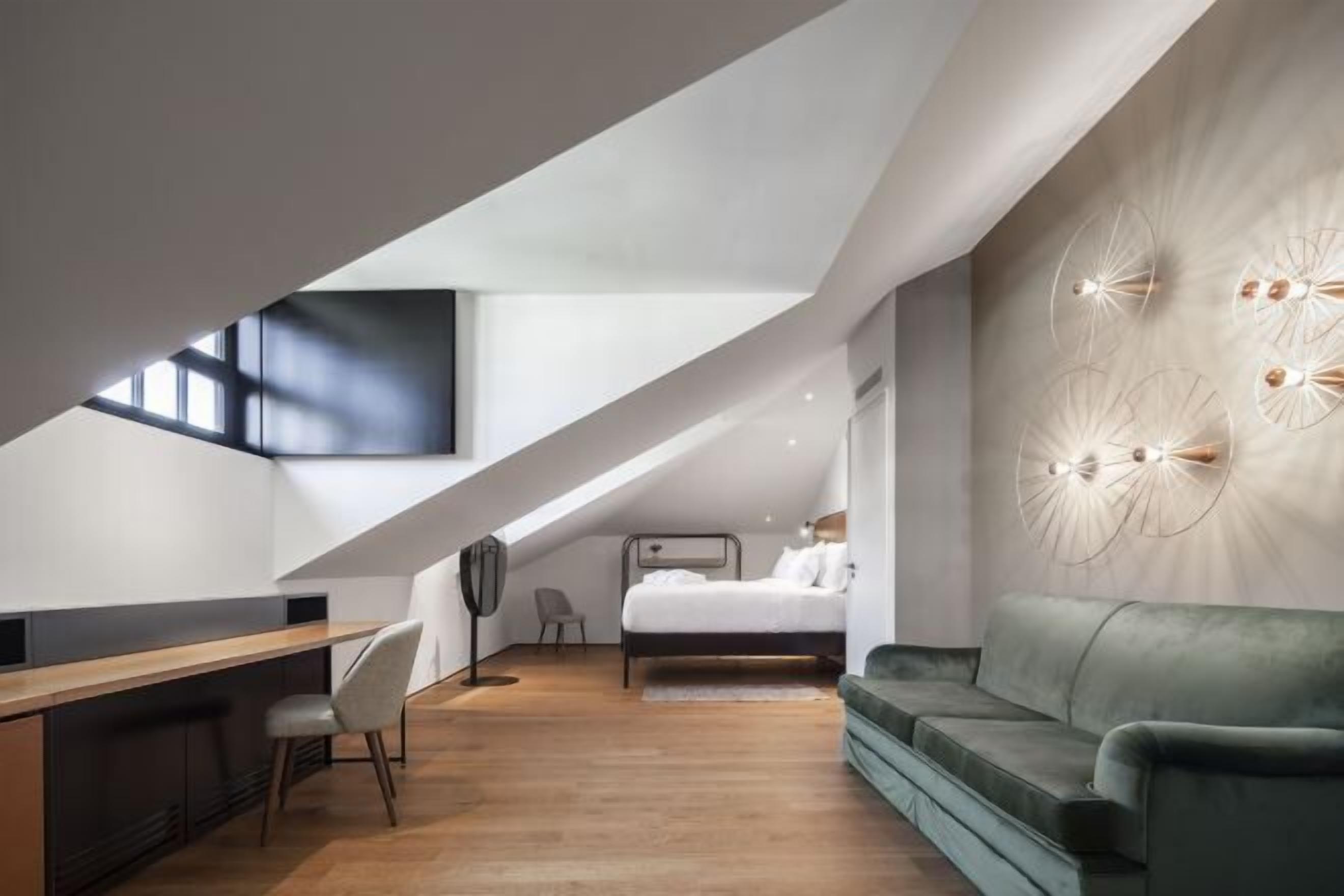 Minibar, coffres-forts dans les chambres, bureau