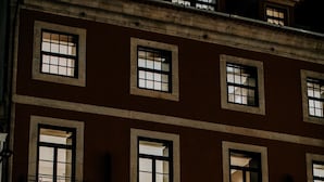 Un immeuble à plusieurs étages, doté de nombreuses fenêtres et de balcons.