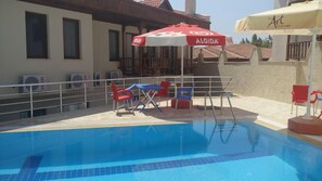 Piscine extérieure (ouverte en saison), parasols de plage