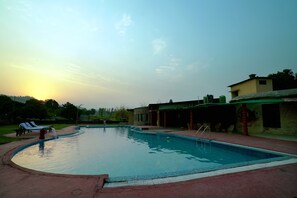 Outdoor pool - Corbett Soho Resort (Kaladhungi)