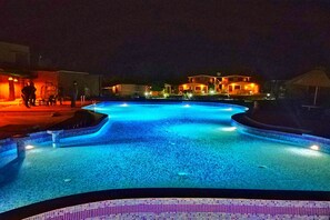 Outdoor pool - Corbett Soho Resort (Kaladhungi)