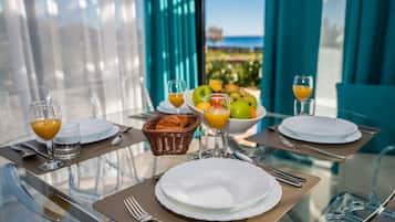 Camping villa first row to the sea | In-room dining