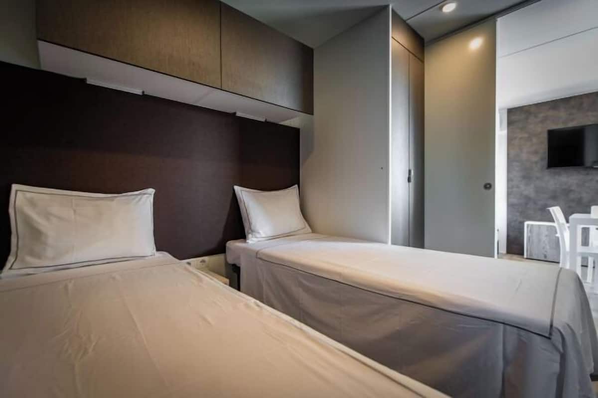 2 bedrooms, in-room safe, desk, laptop workspace