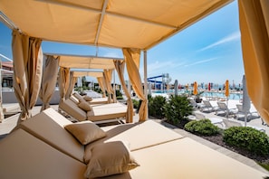 Piscine extérieure (ouverte en saison), parasols de plage