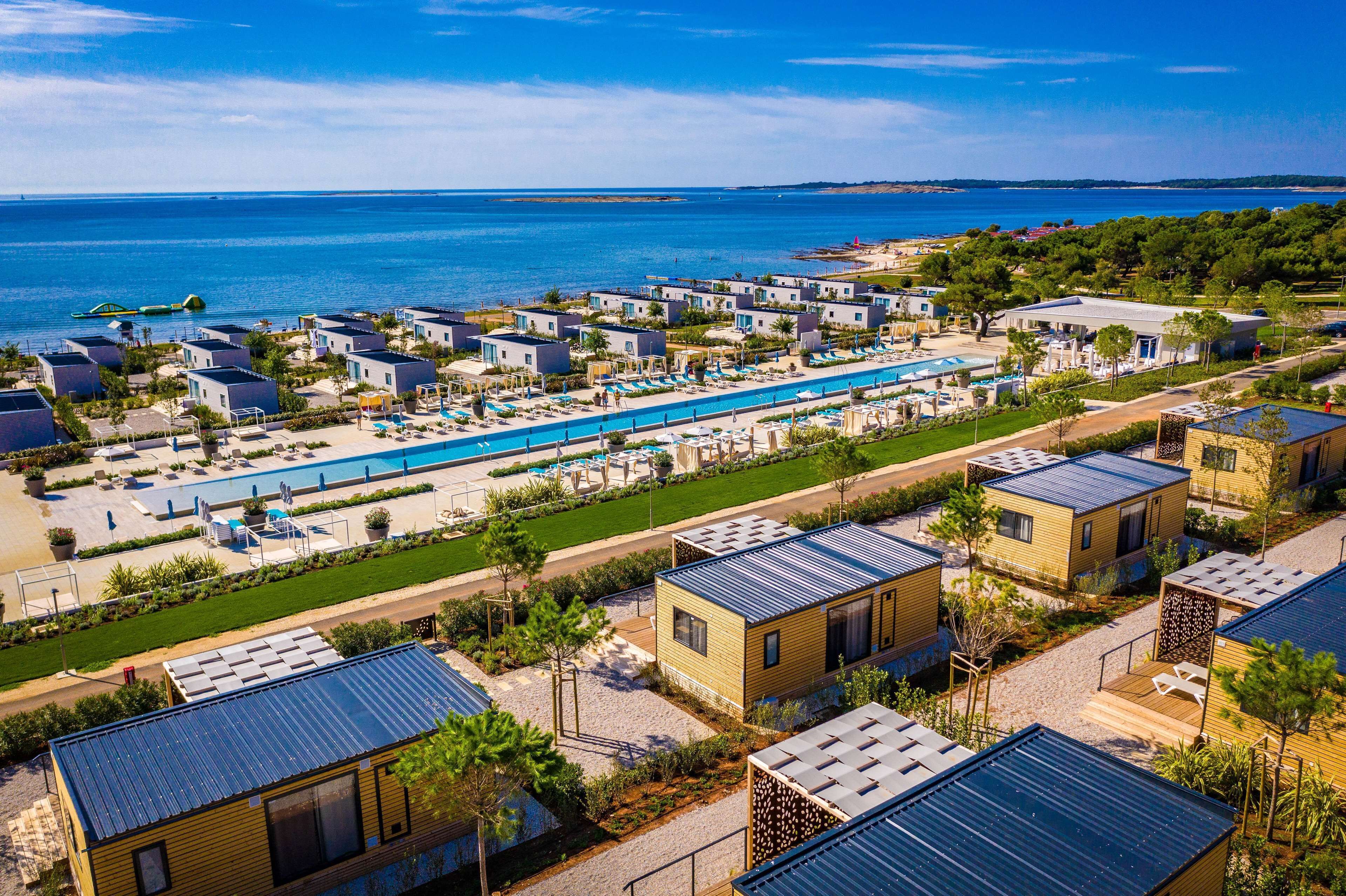 Piscina stagionale all'aperto, ombrelloni da piscina, lettini
