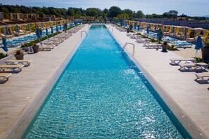 Piscine extérieure (ouverte en saison), parasols de plage