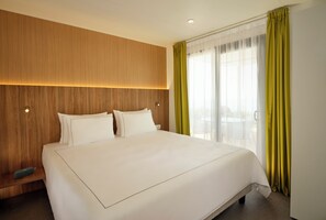 2 sovrum, värdeförvaringsskåp på rummet och skrivbord