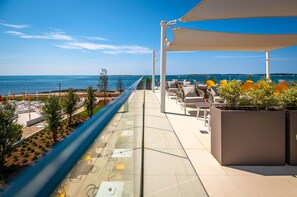 Bar en bord de piscine