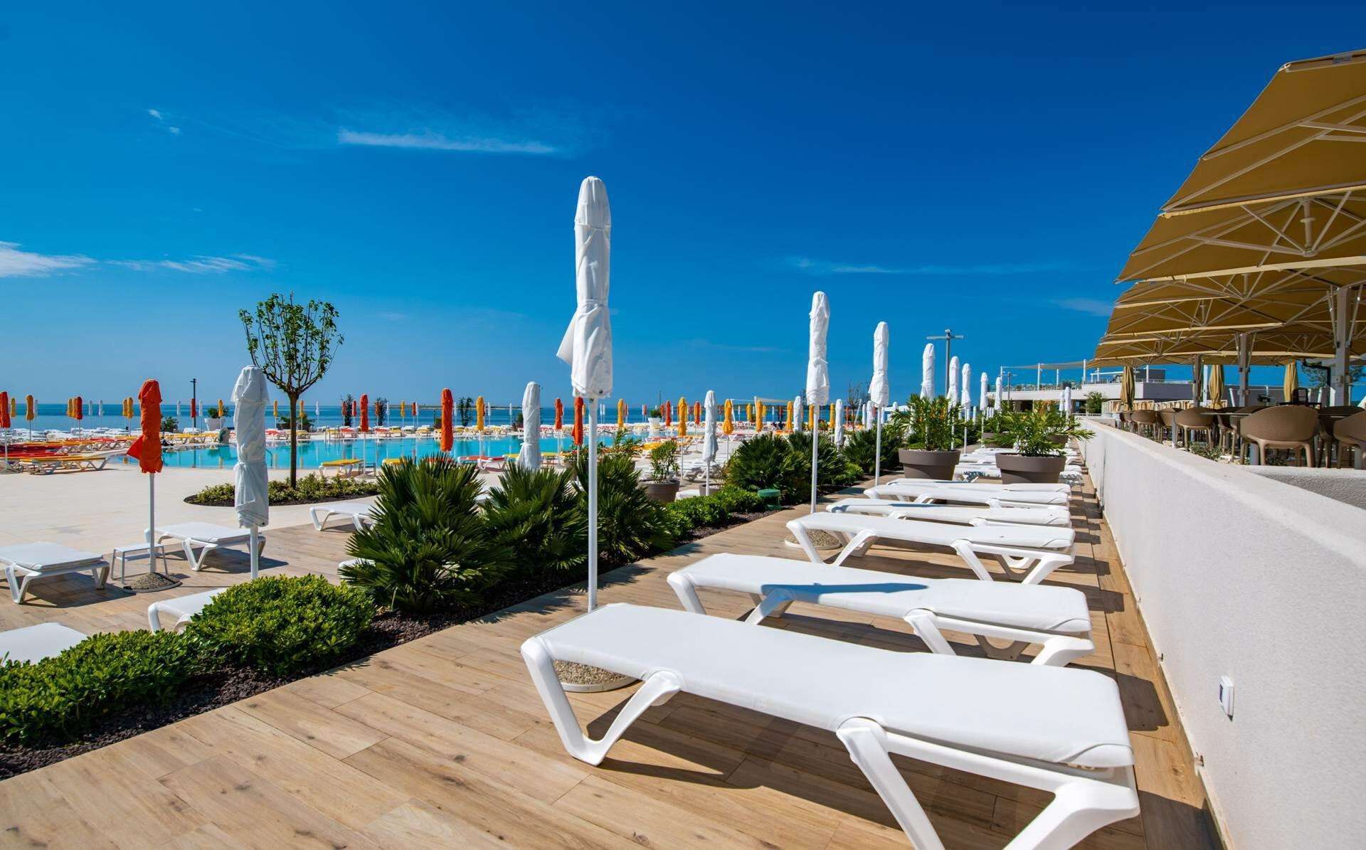 Außenpool (je nach Saison geöffnet), Sonnenschirme, Liegestühle