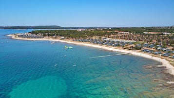Sur la plage, plongée sous-marine, volleyball, surf/surf sans planche