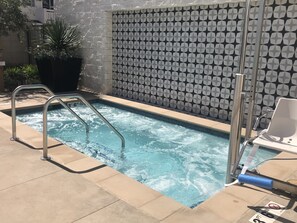 حمّام سباحة خارجي، حمّام سباحة مُدفَّأ