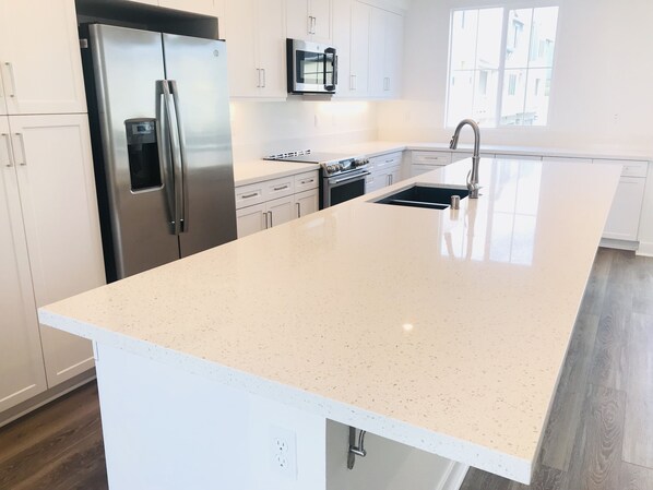 ثلاجة، ميكروويف، فرن، موقد طهي مسطح