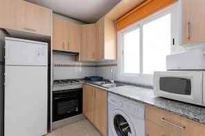 Fridge, microwave, oven, coffee/tea maker