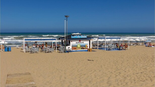 A beachside restaurant with outdoor seating and a view of the ocean. - Amazing home in Quesada-Rojales (Quesada-Rojales)