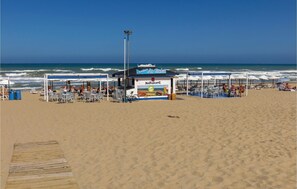 A beachside restaurant with outdoor seating and a view of the ocean. - Amazing home in Quesada-Rojales (Quesada-Rojales)