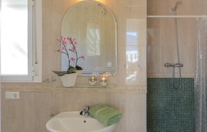 Combined shower/bathtub - Amazing home in Quesada-Rojales (Quesada-Rojales)