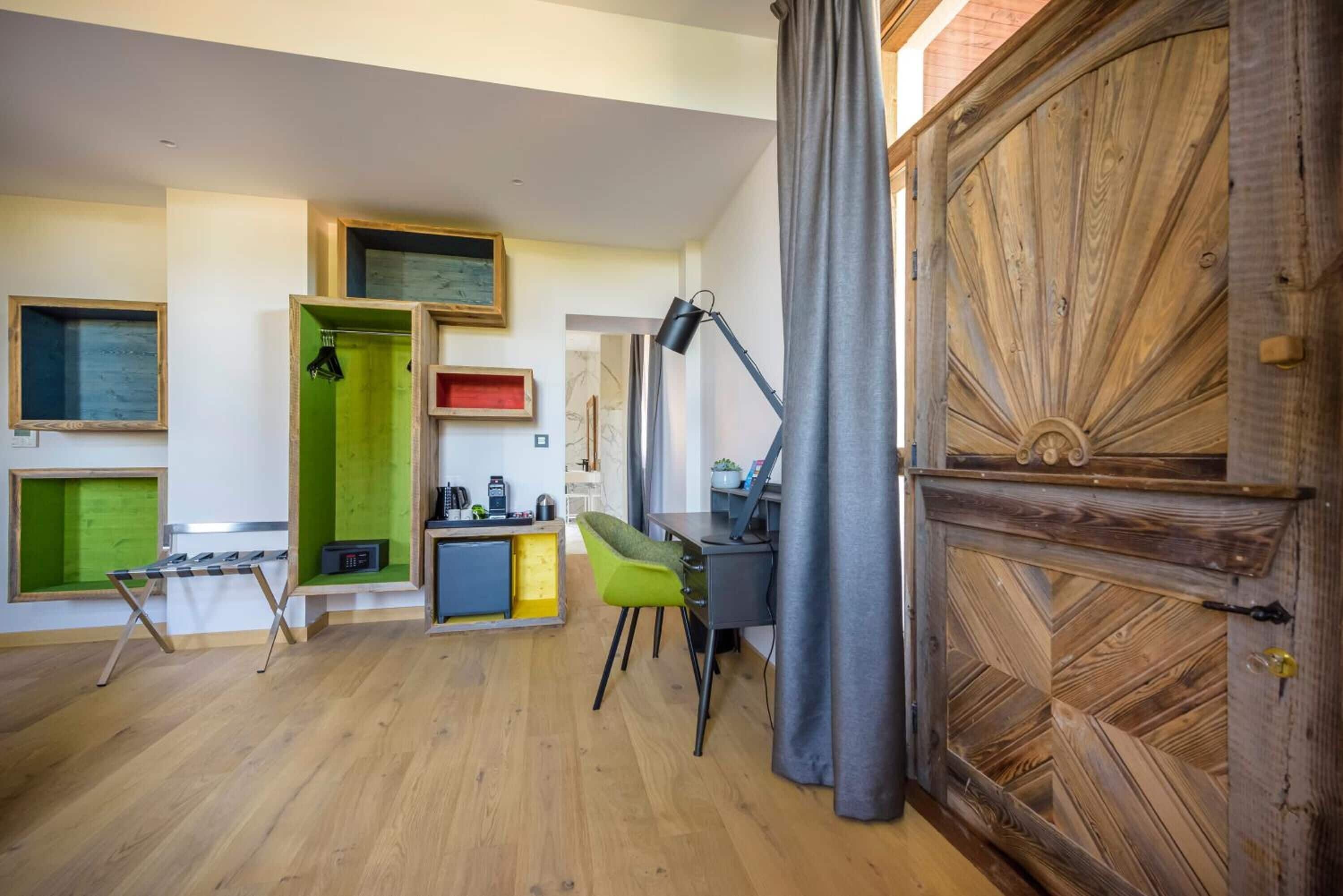 junior suite, courtyard view | hypo-allergenic bedding, pillow-top beds, minibar, in-room safe