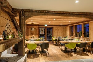 供應午餐和晚餐，法國料理