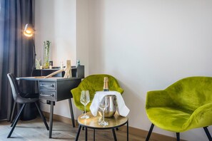 Allergitestet sengetøy, senger med overmadrass og minibar