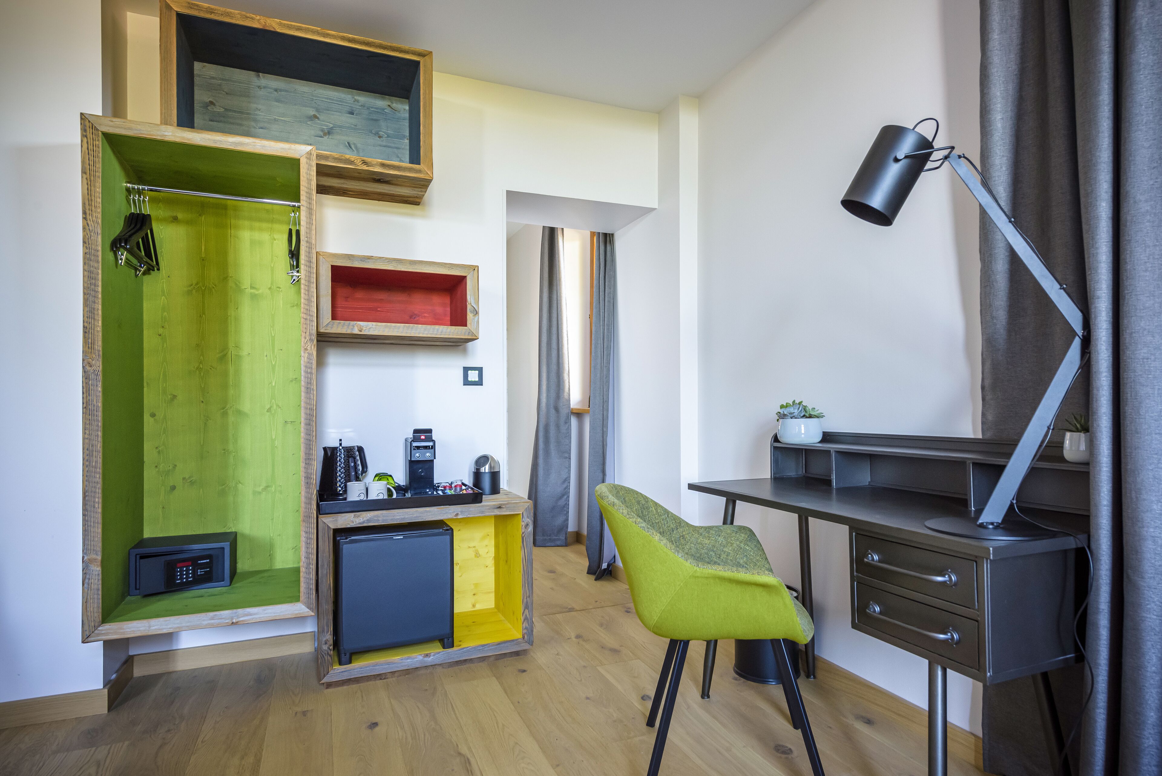 junior suite, courtyard view | hypo-allergenic bedding, pillow-top beds, minibar, in-room safe