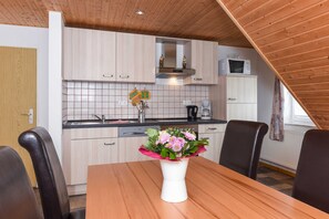 Kühlschrank, Mikrowelle, Ofen, Geschirrspüler