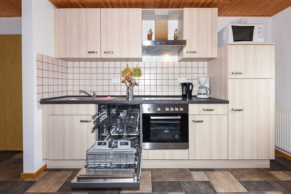 Kühlschrank, Mikrowelle, Ofen, Geschirrspüler