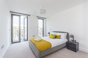 Superior Apartment, Multiple Beds | 2 bedrooms, down comforters, pillowtop beds, soundproofing - Stunning Brand New Westminster Apartment (London)