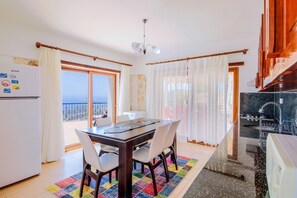 Vila, 3 quartos | Cozinha privada | Geladeira grande, cooktop, chaleira elétrica