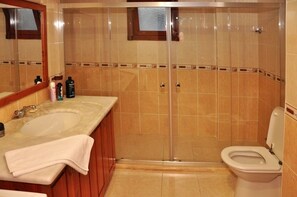 Villa | Bad | Dusj og håndklær