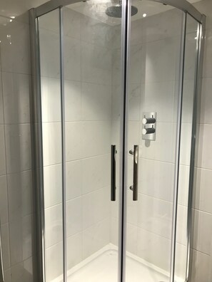 Apartment | Dusche im Bad