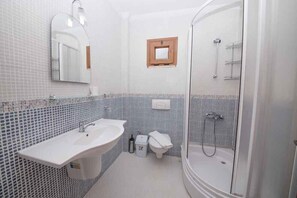 Villa | Baño | Ducha y toallas