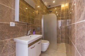 Villa | Badezimmer | Dusche