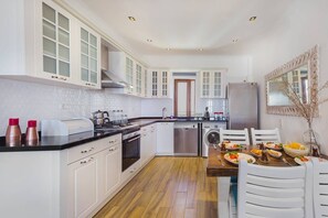 Villa | Eigene Küche | Großer Kühlschrank, Ofen, Herdplatte, Geschirrspüler