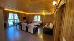 Familie chalet | Woonruimte | Een 30-inch ledtelevisie met satellietzenders en televisie