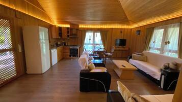 CANARIO FAMILY BUNGALOW HOUSE | Eget kjøkken | Minikjøleskap og høy barnestol